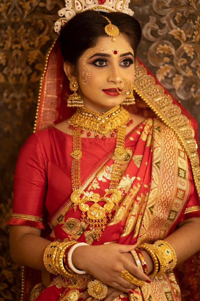 Bengali bride in outlet pink benarasi